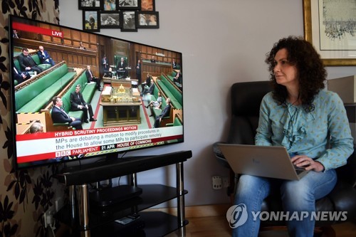 지난 4월 웬디 체임벌린 영국 자유민주당 하원의원이 자택에서 원격으로 의회 업무에 참가하고 있다. / 사진=연합뉴스