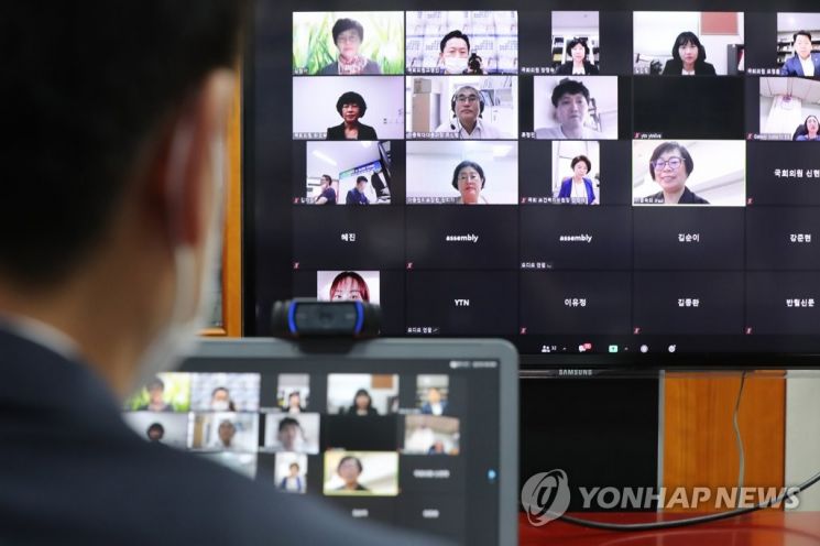 고영민 민주당 의원이 지난 21일 오전 국회 의원회관 사무실에서 아동학대 제도개선 토론회를 국회 최초로 비대면 방식으로 진행하고 있다. / 사진=연합뉴스