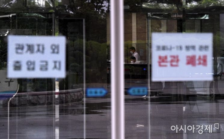 국회 출입 기자의 신종 코로나바이러스 감염증(코로나19) 확진 판정으로 27일 국회 본관이 폐쇄돼 출입구가 굳게 잠겨 있다./김현민 기자 kimhyun81@