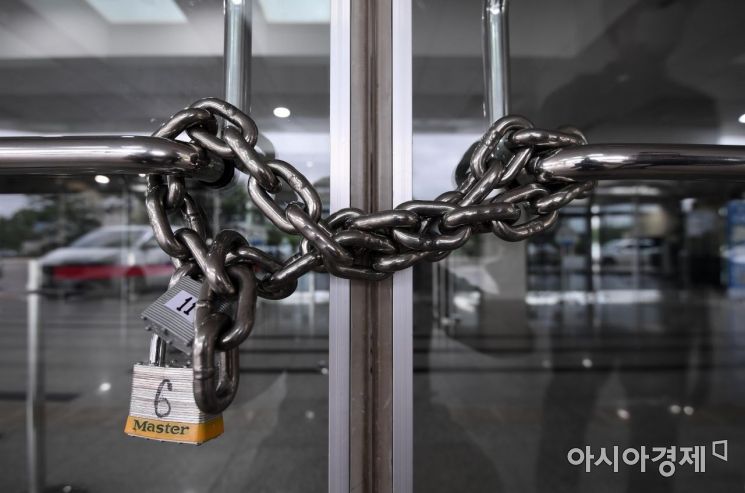 국회 출입 기자의 신종 코로나바이러스 감염증(코로나19) 확진 판정으로 27일 국회 본관이 폐쇄돼 출입구가 굳게 잠겨 있다./김현민 기자 kimhyun81@
