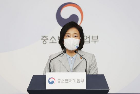 박영선 중소벤처기업부 장관이 27일 정부서울청사에서 e브리핑을 통해 2020년 상반기 창업기업 동향에 대해 이야기하고 있다.