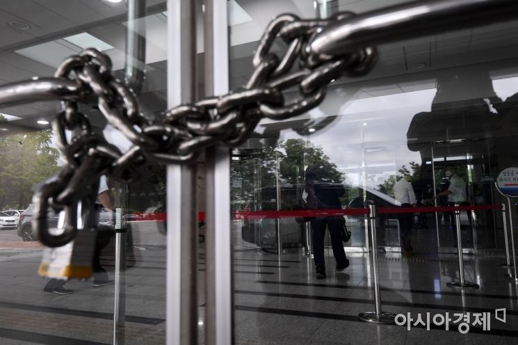 거리두기 3단계, 10인이상 사적·공적 모임 금지…일상이 멈추나