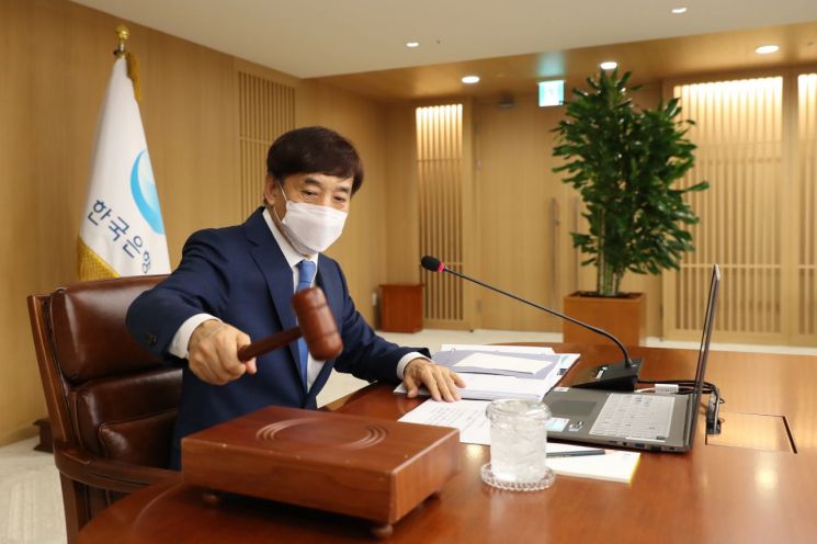 이주열 한국은행 총재가 27일 오전 서울 중구 한국은행에서 열린 금융통화위원회 본회의에서 회의를 주재하며 의사봉을 두드리고 있다.