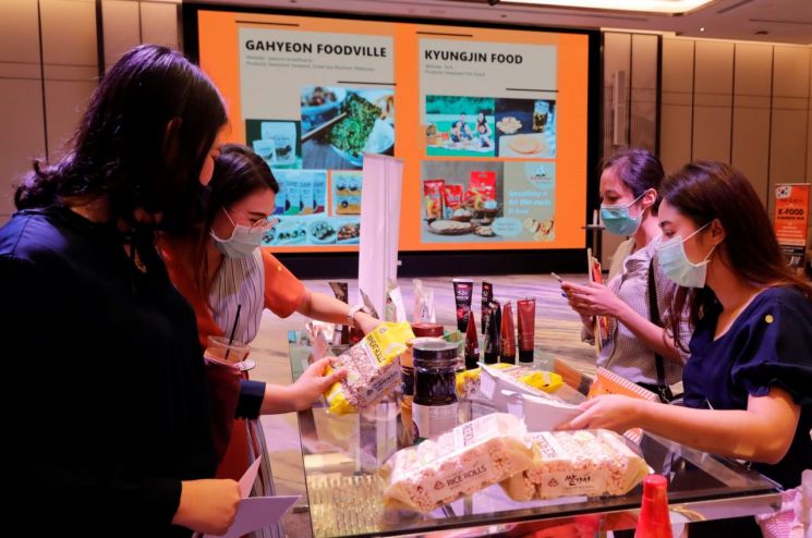 KOTRA가 지난 26일 태국 방콕에서 ‘K-푸드 인 방콕(K-Food in Bangkok) 2020’을 개최했다. 사진은 행사에서 태국 바이어가 한국식품을 직접 확인하고 있는 모습(사진=KOTRA)