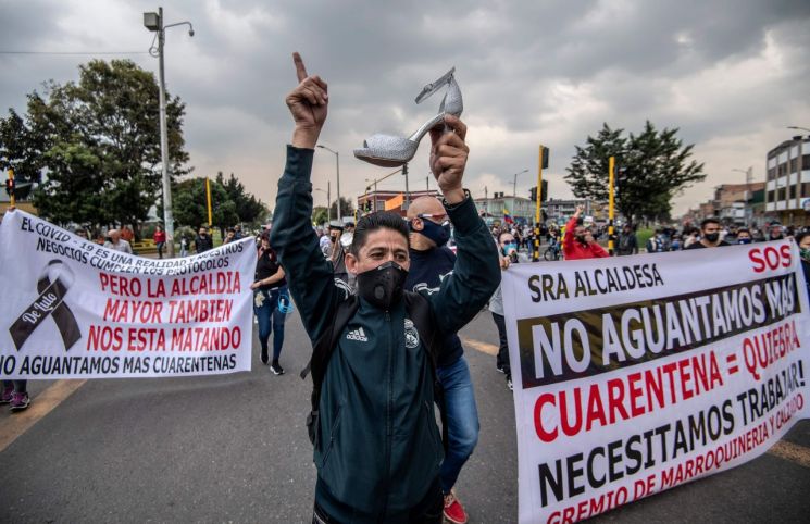 콜롬비아 상인들이 18일(현지시간) 수도 보고타에서 코로나19 확산 방지를 위한 봉쇄 조치에 항의하며 시위를 벌이고 있다.<이미지:연합뉴스>
