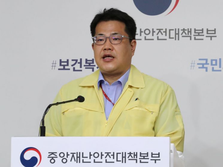 손영래 중앙사고수습본부 전략기획반장이 27일 오전 세종시 정부세종청사에서 열린 코로나19 대응 정례 브리핑에서 의료단체 집단휴진과 관련된 취재진의 질문에 답변하고 있다.[이미지출처=연합뉴스]