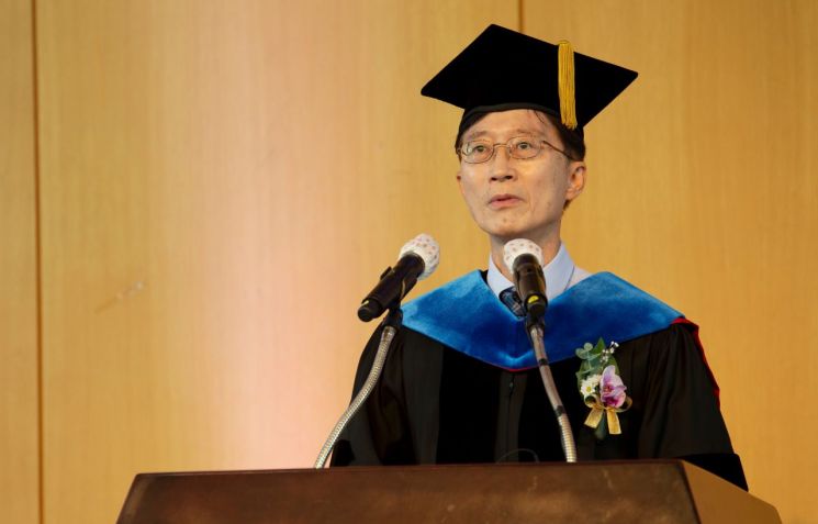 유니스트 이용훈 총장이 온라인 학위수여식에서 축사를 하고 있다.