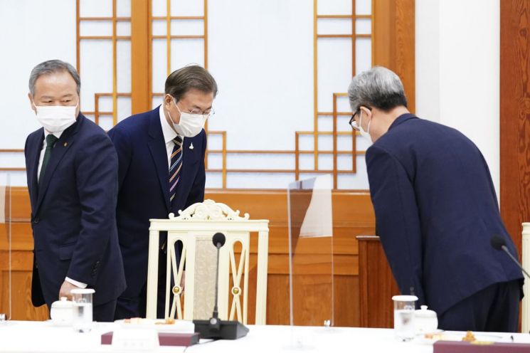 문재인 대통령이 27일 청와대 본관에서 열린 한국 개신교회 지도자 초청 간담회에 참석, 김태영 한국교회총연합 공동대표(오른쪽) 등 참석자들과 인사하고 있다.