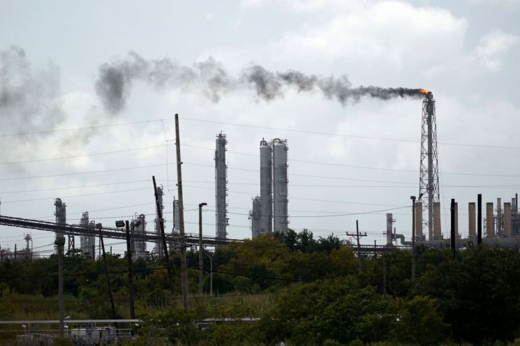 美, 허리케인에 원유 생산 차질…산불 피해 막으려 '예방정전'