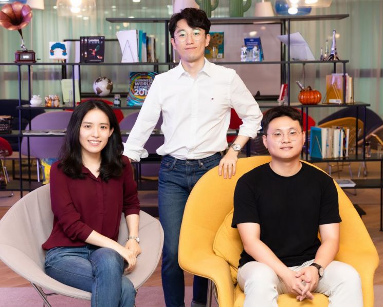 유연한 로봇을 개발한 김지윤(왼쪽) 교수와 제1저자인 이하준 연구원(가운데) 등 유니스트 연구팀.