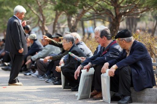 서울 종묘공원에 모여있는 노인들 / 사진=연합뉴스