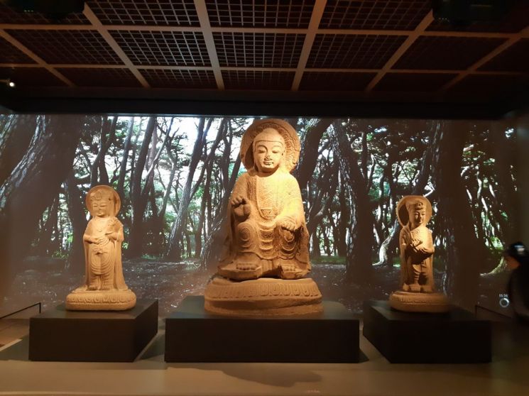 경주 남산 장창곡 석조미륵여래삼존상