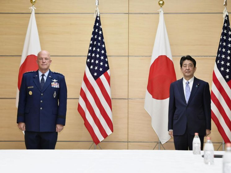 아베 신조 일본 총리(사진 오른쪽)와 존 레이먼드 미국 우주군 사령관 [이미지출처=연합뉴스]