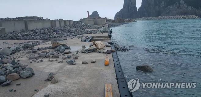 강풍을 동반한 제8호 태풍 '바비'가 들이닥친 26일 밤부터 27일 새벽 사이 전남 신안군 흑산면 가거도항 방파제가 심하게 파손됐다. [이미지출처=연합뉴스]