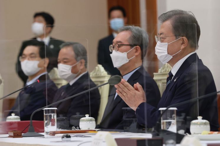 문재인 대통령이 27일 청와대 본관에서 열린 한국 개신교회 지도자 초청 간담회에서 김태영 한국교회총연합 공동대표의 발언을 들은 뒤 박수를 치고 있다.