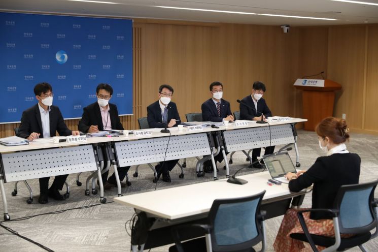 27일 오후 서울 중구 한국은행에서 열린 경제전망 설명회. 사진 왼쪽부터 최창호 동향분석팀장, 이지호 조사총괄팀장, 이환석 부총재보, 김웅 조사국장, 강태수 물가연구팀장
