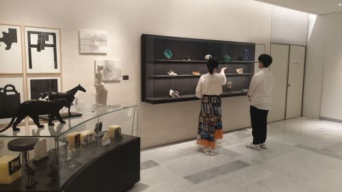 신세계갤러리 큐레이터가 예술적 영감을 선사하는 '뒤홀' 브랜드의 희귀 광물 표본들에 대해 설명하고 있다.