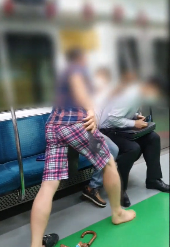 '지하철 승객 슬리퍼 폭행' 50대, 1심서 징역 1년8개월 선고
