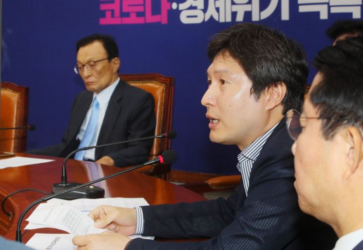 김해영 민주당 최고위원이 지난달 17일 국회에서 열린 최고위원회의에서 발언하고 있다. / 사진=연합뉴스
