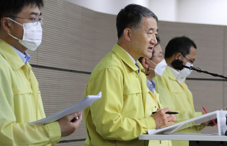 박능후 중앙재난안전대책본부 1차장(보건복지부 장관, 가운데)이 28일 오후 세종시 정부세종청사에서 신종 코로나바이러스 감염증(코로나19) 대응 수도권 방역조치 강화 등과 관련해 중앙재난안전대책본부 브리핑을 마친 뒤 취재진의 질문에 답변하고 있다.<이미지:연합뉴스>