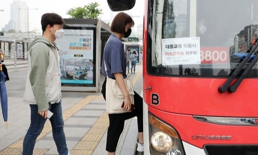 서울역 환승센터에서 마스크를 착용한 시민들이 버스에 오르고 있는 모습. / 사진=연합뉴스