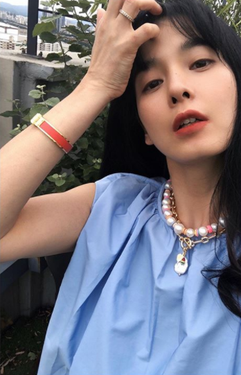 정혜영은 28일 인스타그램에 "아침 6시 40분, 점심 11시 30분, 12시 30분, 라이브 수업으로 인해 초등, 중등 점심시간이 나뉘어지고 저녁 6시. 하루 네 끼 힘들다요" 라며 "상황은 바뀌지 않기에 지금 내가 할 수 있는 건 엄마의 자리에서 충실하려고 애씁니다. 여기에 기쁨 플러스를 얹어야겠지요? 이게 어려운 숙제"라는 글과 함께 집에서 찍은듯한 사진을 올렸다. 사진=정혜영 인스타그램 캡처.