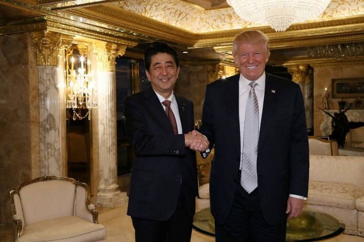 2016년 11월 미국 대선 직후 아베 신조 일본 총리가 도널드 트럼프 당선자의 뉴욕 자택을 방문해 악수하고 있다.