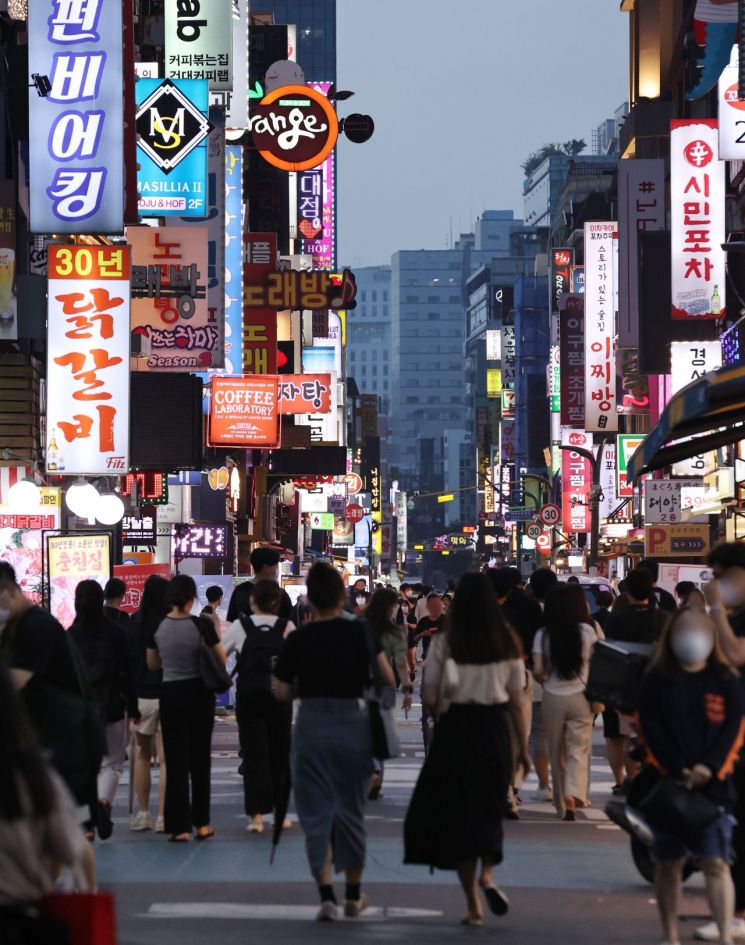 28일 식당, 주점, 노래방 등이 밀집한 서울 광진구 건대 맛의거리 일대에서 저녁 시간 시민들이 오가고 있다. [이미지출처=연합뉴스]