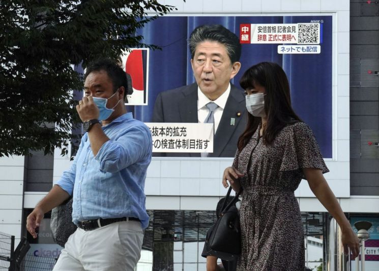 28일 아베 신조 일본 총리 사퇴 기자회견이 방송되고 있다. [이미지출처=EPA연합뉴스]