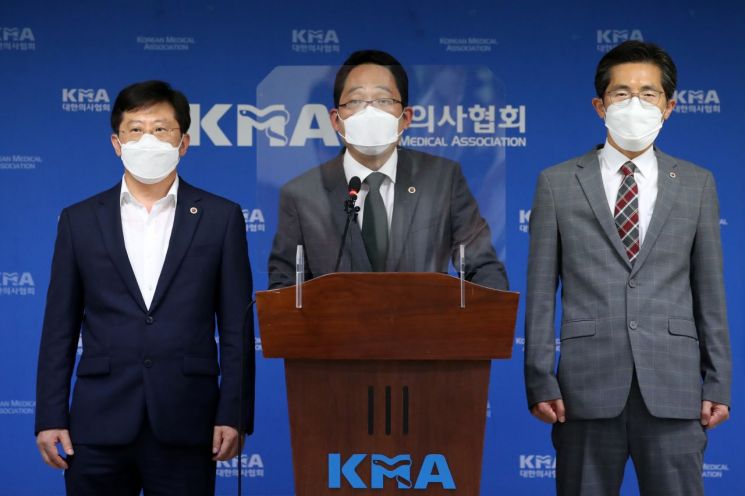 최대집 대한의사협회 회장(가운데)이 28일 오후 서울 용산구 임시 의협회관에서 열린 기자회견에서 발언하고 있다.[이미지출처=연합뉴스]