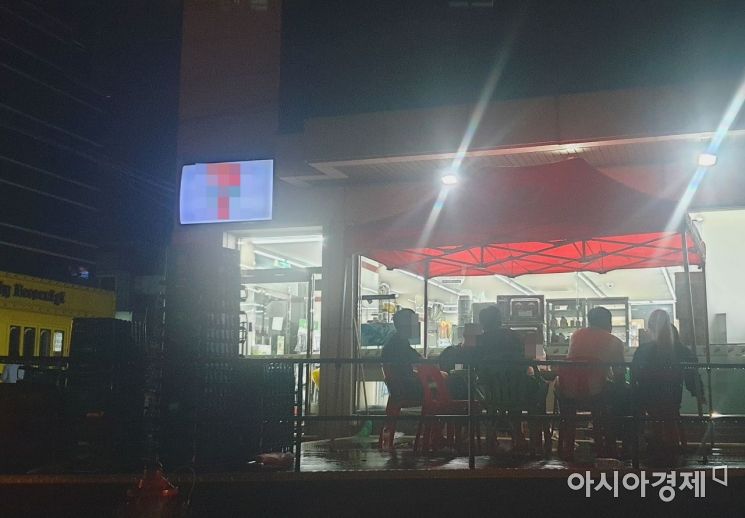 [르포]12시가 울리자 청춘들은 편의점으로 향했다…사회적 거리두기 2.5단계 첫날 