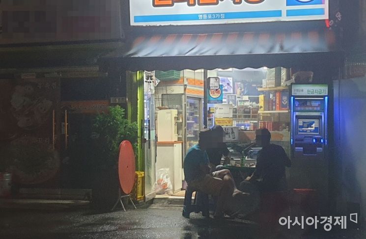 [르포]12시가 울리자 청춘들은 편의점으로 향했다…사회적 거리두기 2.5단계 첫날 
