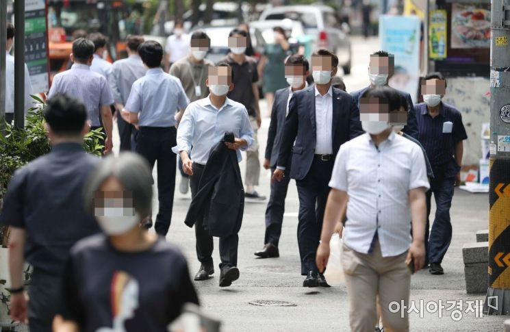 신종 코로나바이러스 감염증  확산세가 좀처럼 꺾이지 않고 있는 25일 서울 종로구의 한 건물 앞에서 시민과 경찰이 마스크를 벗은 채 흡연을 하고 있다. /문호남 기자 munonam@