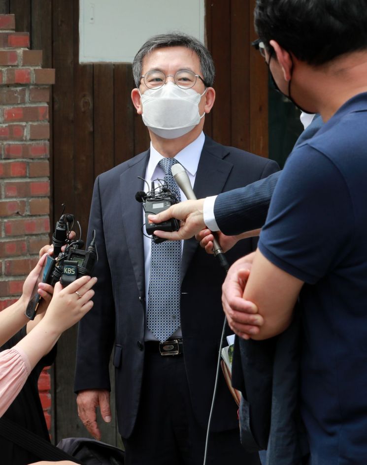 지난 23일 부산진구 한 교회에서 임영문 부산 기독교총연합회 대표 목사가 현장 예배 관련 입장을 발표하고 있다. 사회적 거리 두기 2단계 조치로 부산시가 지역 교회들에 대면 예배를 금지했지만 일부 교회가 현장 예배를 강행했다. [연합뉴스]