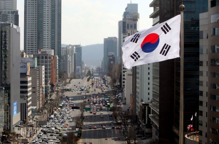 영동대로 남단 ‘높이 50m’ 대형태극기 철거...왜?