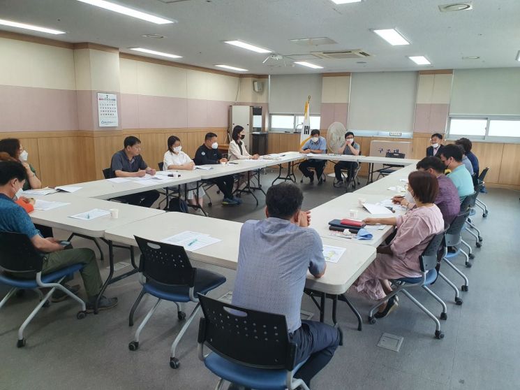 상인회와 지역 주민들이 함께 모여 회의 진행