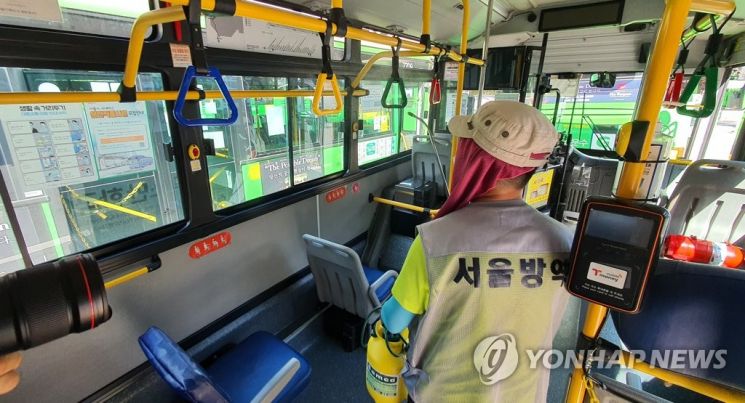 24일 구로구 시내버스 6512번과 5618번 차고지에서 관계자가 방역을 하고 있다. 전날 이 회사 버스기사 중 확진자가 나와 한동안 버스 운행을 중단했다. 사진은 기사 내 특정 표현과 관련없음./사진=연합뉴스
