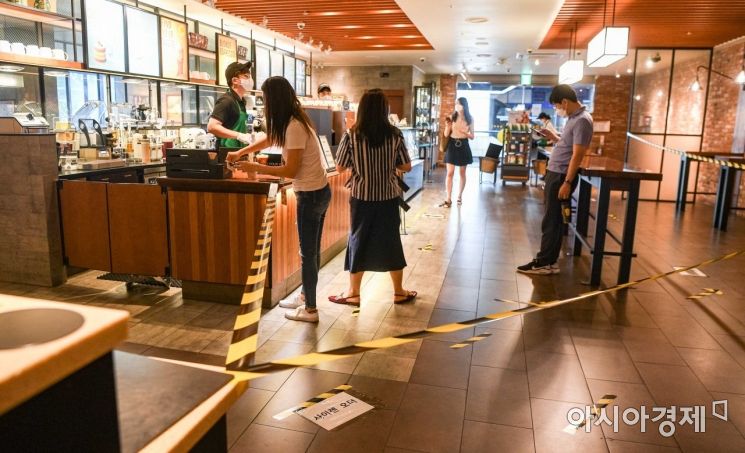 [포토]사회적거리두기 2.5단계, 대형커피전문점 포장-배달 판매만 가능 
