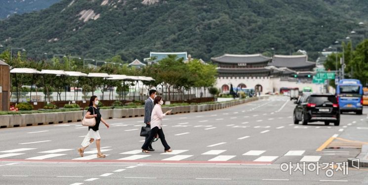 최근 수도권을 중심으로 신종 코로나바이러스감염증이 급속도로 확산하며 사회적 거리두기 2.5단계가 진행되고 있는 31일 서울 종로구 세종로 네거리에서 직장인들이 출근길에 오르고 있다./강진형 기자aymsdream@