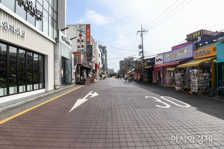 최근 수도권을 중심으로 신종 코로나바이러스감염증이 급속도로 확산하며 사회적 거리두기 2.5단계가 시행된 30일 서울 마포구 홍대입구 인근이 한산한 모습을 보이고 있다./강진형 기자aymsdream@