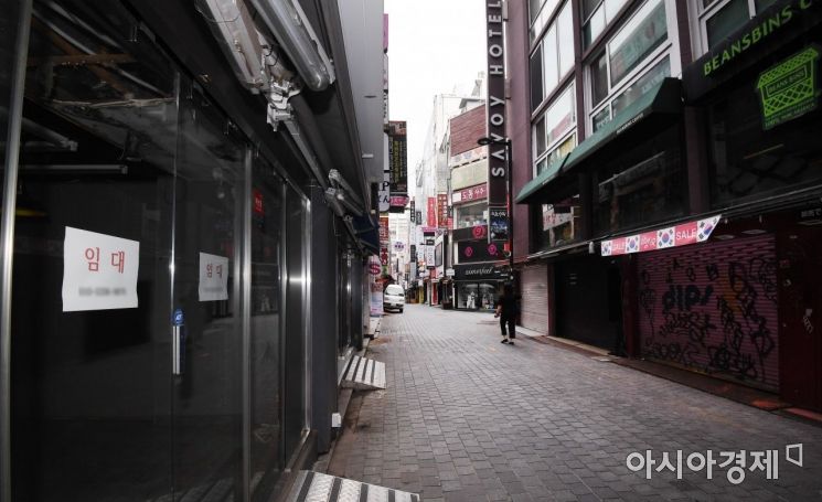 코로나19 재확산으로 정부의 방역 조치가 강화되고 시민들의 소비 활동마저 위축되면서 자영업자들의 고통이 가중되고 있다. 지난달 31일 음식점과 각종 점포가 밀집한 서울 중구 명동 거리가 한산한 모습을 보이고 있다./김현민 기자 kimhyun81@
