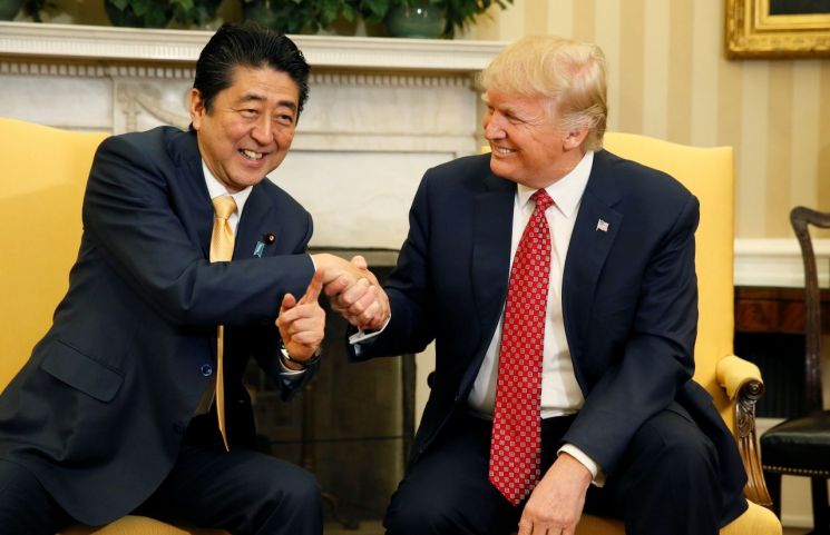 아베 신조 전 일본 총리(사진 왼쪽)와 도널드 트럼프 미국 대통령 [이미지출처=로이터연합뉴스]
