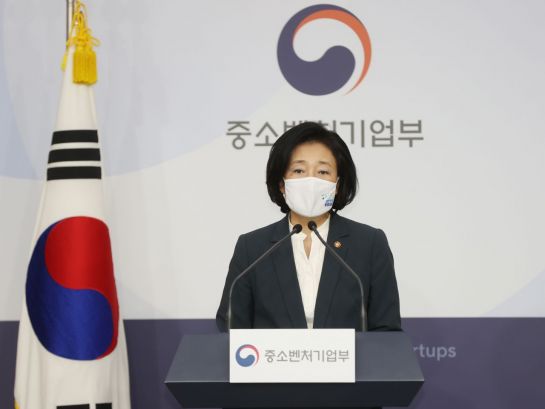 박영선 중소벤처기업부 장관이 정부서울청사에서 열린 e브리핑을 통해 2021년 예산안을 설명하고 있다.