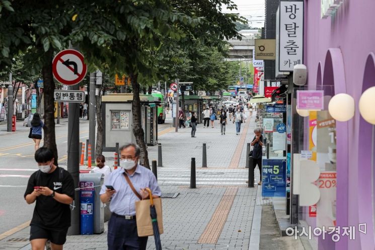 최근 수도권을 중심으로 신종 코로나바이러스감염증이 급속도로 확산하며 사회적 거리두기 2.5단계가 진행되고 있는 31일 서울 서대문구 연세로 인근이 한산한 모습을 보이고 있다./강진형 기자aymsdream@