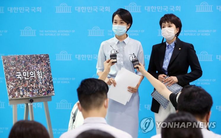 미래통합당 소속 김수민 홍보본부장(왼쪽)과 김은혜 대변인이 31일 오후 서울 여의도 국회 소통관에서 새로운 당명 '국민의힘' 개정과 관련한 기자들의 질문에 답하고 있다. / 사진=연합뉴스