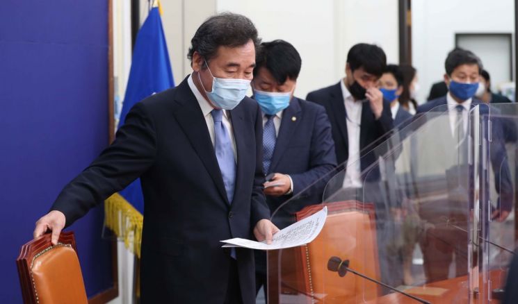 이낙연 더불어민주당 신임 당대표가 31일 국회 당대표회의실에서 열린 기자간담회에 입장하고 있다. / 사진=연합뉴스
