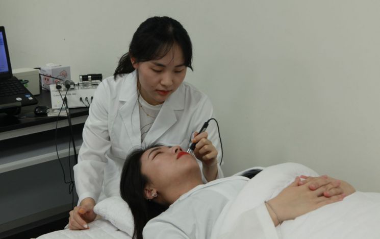 [단독]"7천개 원료·10단계 필터 검증"…코스맥스, 최초 화장품 안전성 시스템 개발