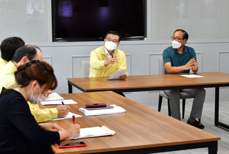 류경기 중랑구청장이 1일 오후 1시30분 코로나19 확진자 발생 관련 지역 내 초등학교를 방문, 긴급회의에 참석해 방역 및 현장 선별진료소 설치 등에 관해 논의하고 있다.