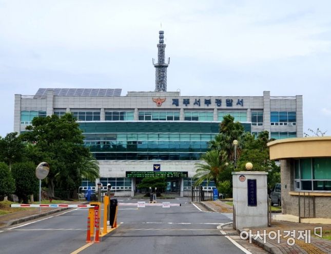 "왜 문 안 열어줘" 아파트배관 타고 전 연인 집 침입한 20대 체포