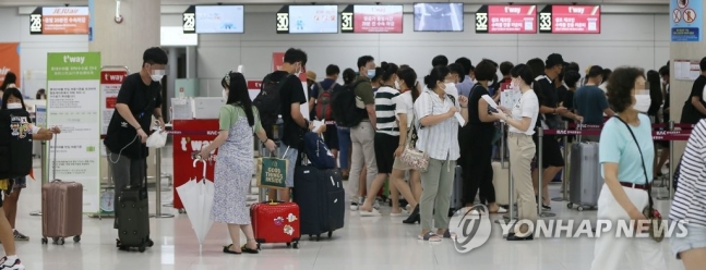 지난 10일 제주공항에서 관광객들이 발걸음을 옮기고 있다/사진=연합뉴스